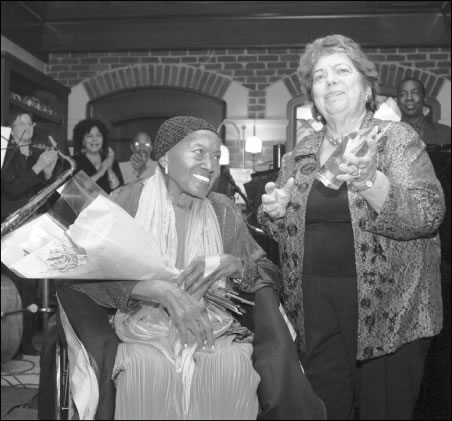 Elizabeth Butson, publisher emeritus of The Villager, riOdetta honored with the first Music Legends Awardght, presents Odetta with the inaugural Village Music Legends Award.
